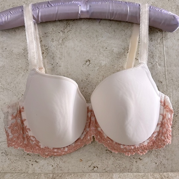 Wacoal Other - Wacoal Lace Embroidered Bra size 38C NWOT